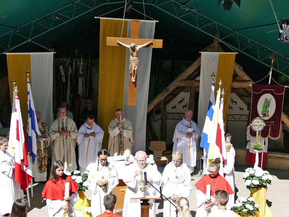 Festgottesdienst zum 1.000 Todestag des Heiligen Heimerads auf dem Hasunger Berg (Foto: Karl-Franz Thiede) Festgottesdienst zum 1.000 Todestag des Heiligen Heimerads auf dem Hasunger Berg (Foto: Karl-Franz Thiede)